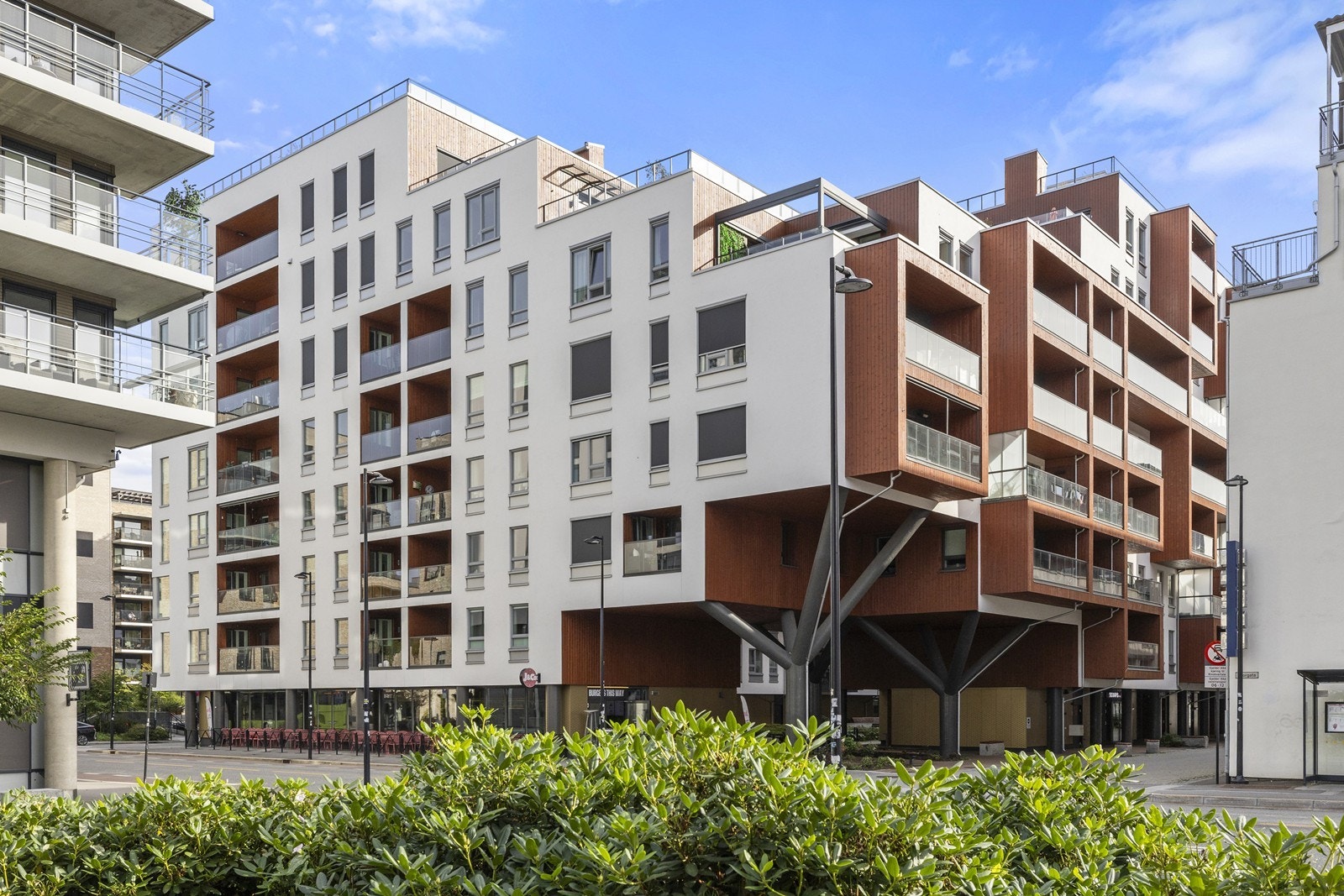 Bygget har en spennende arkitektur med en kombinasjon av pussede flater og trekledning. Galleribilde