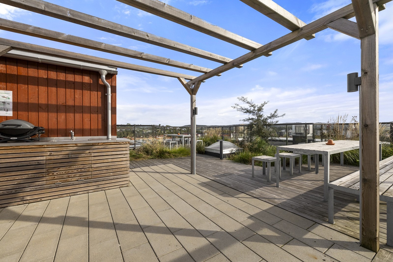 Takterrassen er utstyrt med utekjøkken og grill. Galleribilde