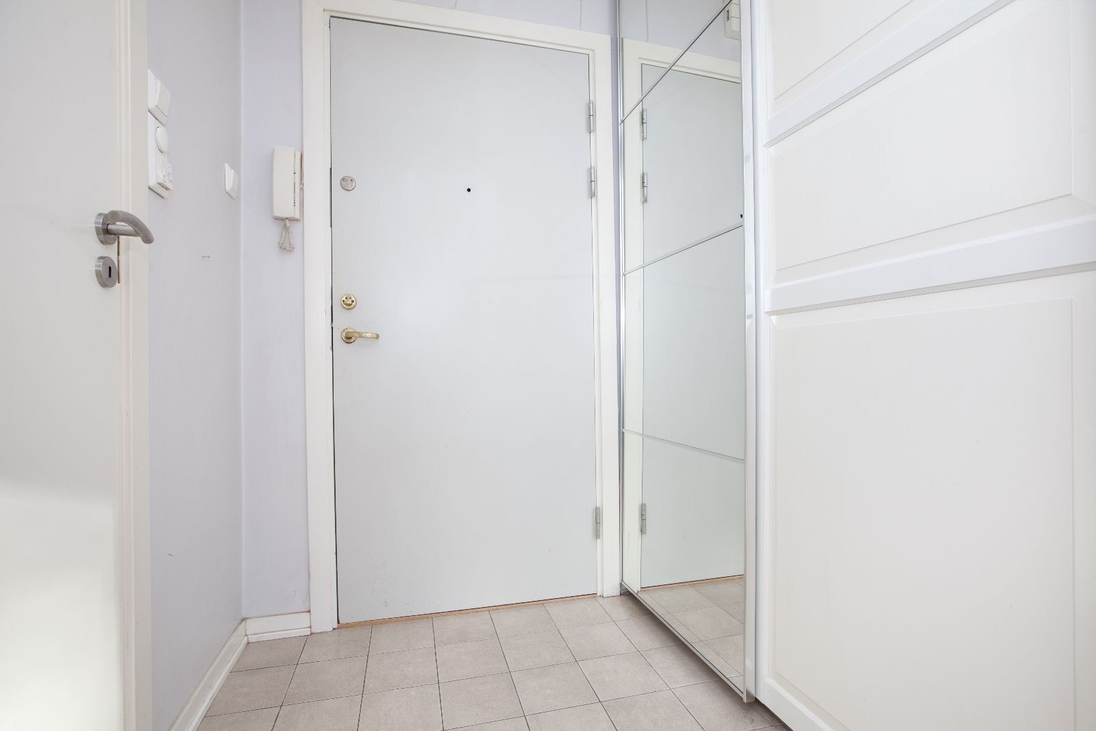 Gang med skyvedørsgarderobe. Galleribilde