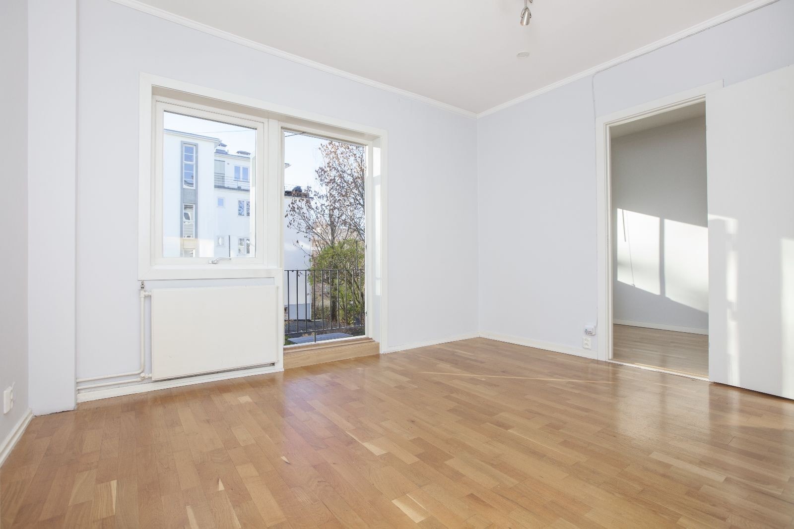 Stue med utgang til balkong. Galleribilde