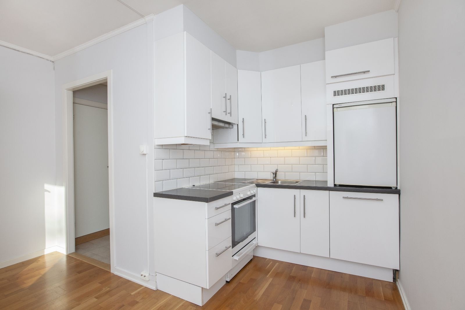 Kjøkken med hvitevarer. Galleribilde