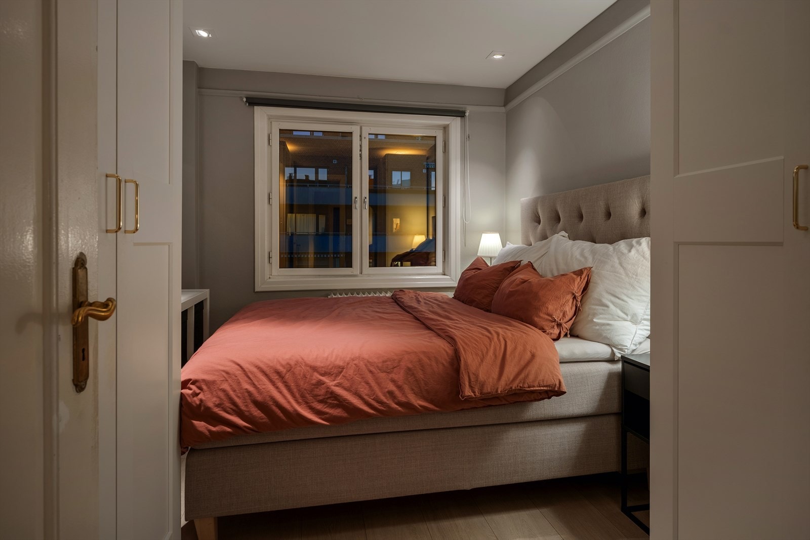 Leiligheten har to romslige soverom med gode/ fleksible møblleringsmuligheter. Galleribilde