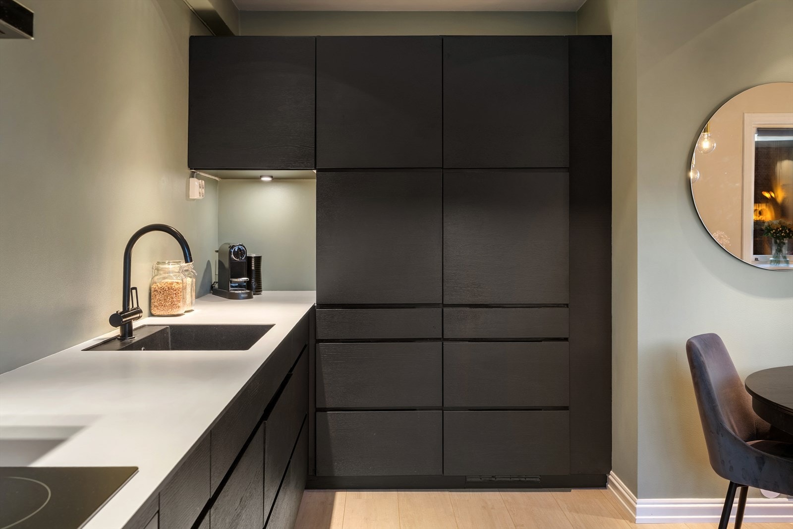 God plass til oppbevaring i kjøkkenskap. Innredning med kullfiltervifte over stekesonen. Galleribilde