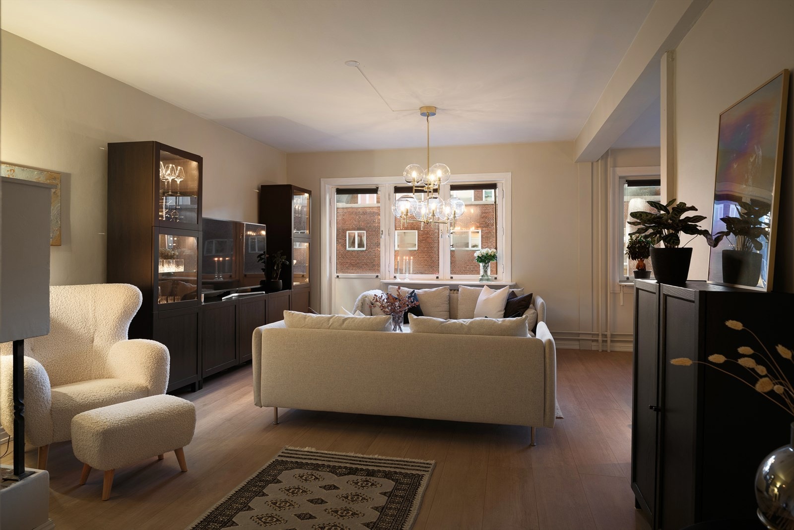 Lys og luftig stue med store vindusflater som slipper inn rikelig med naturlig lys. Klassiske brede vinduskarmer. Galleribilde