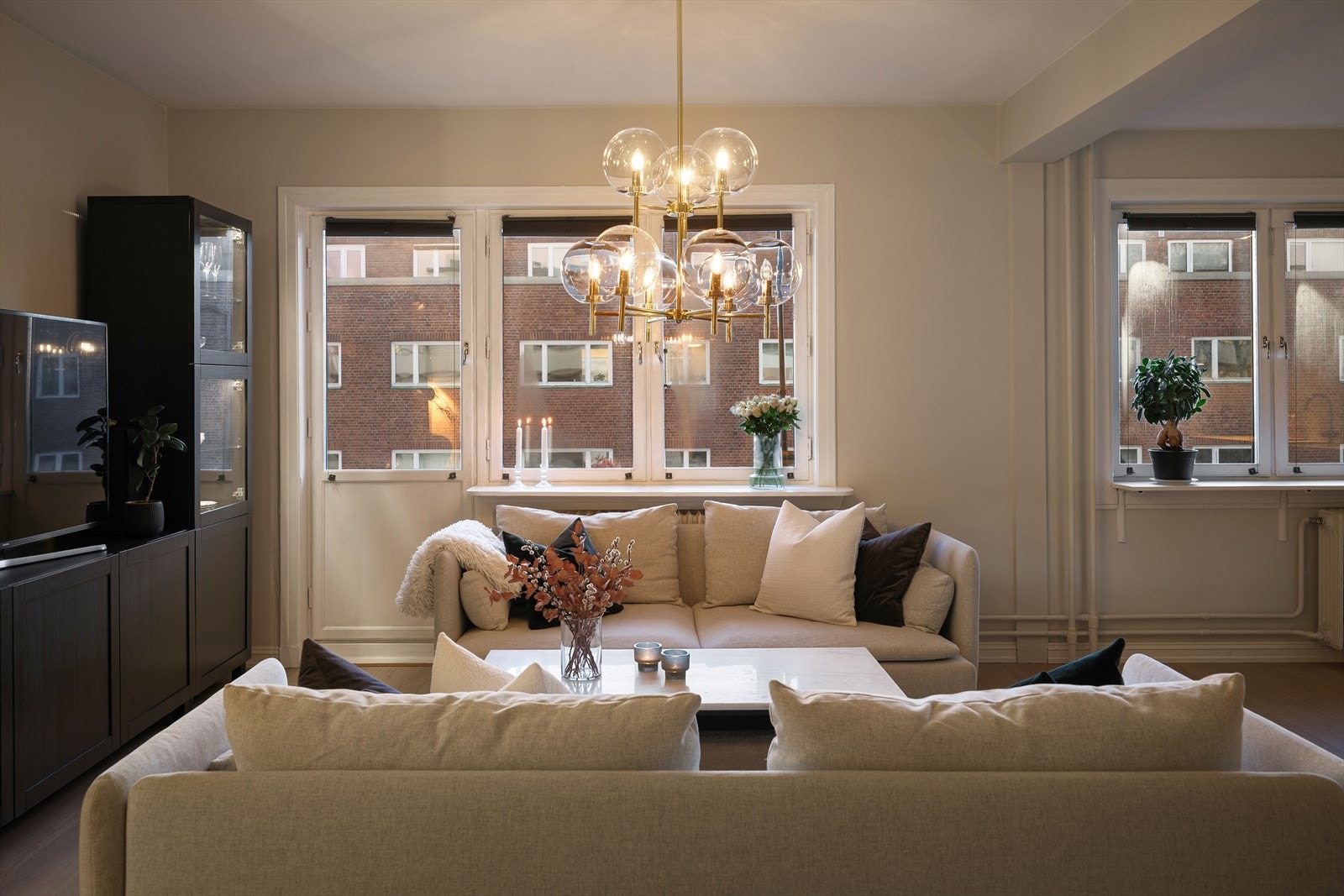 Fra stuen/ kjøkkenet er det utgang til en herlig balkong på ca 3 kvm. Galleribilde