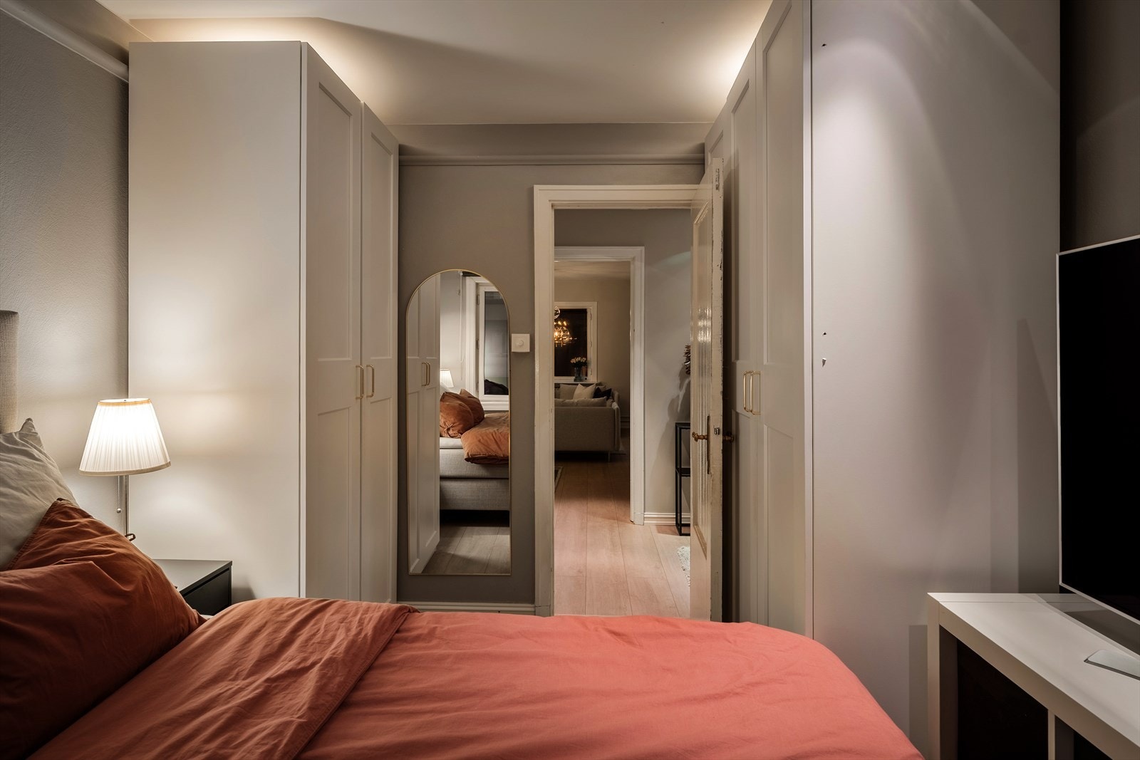 Rikelig med oppbevaring i praktisk garderobeløsning. Galleribilde