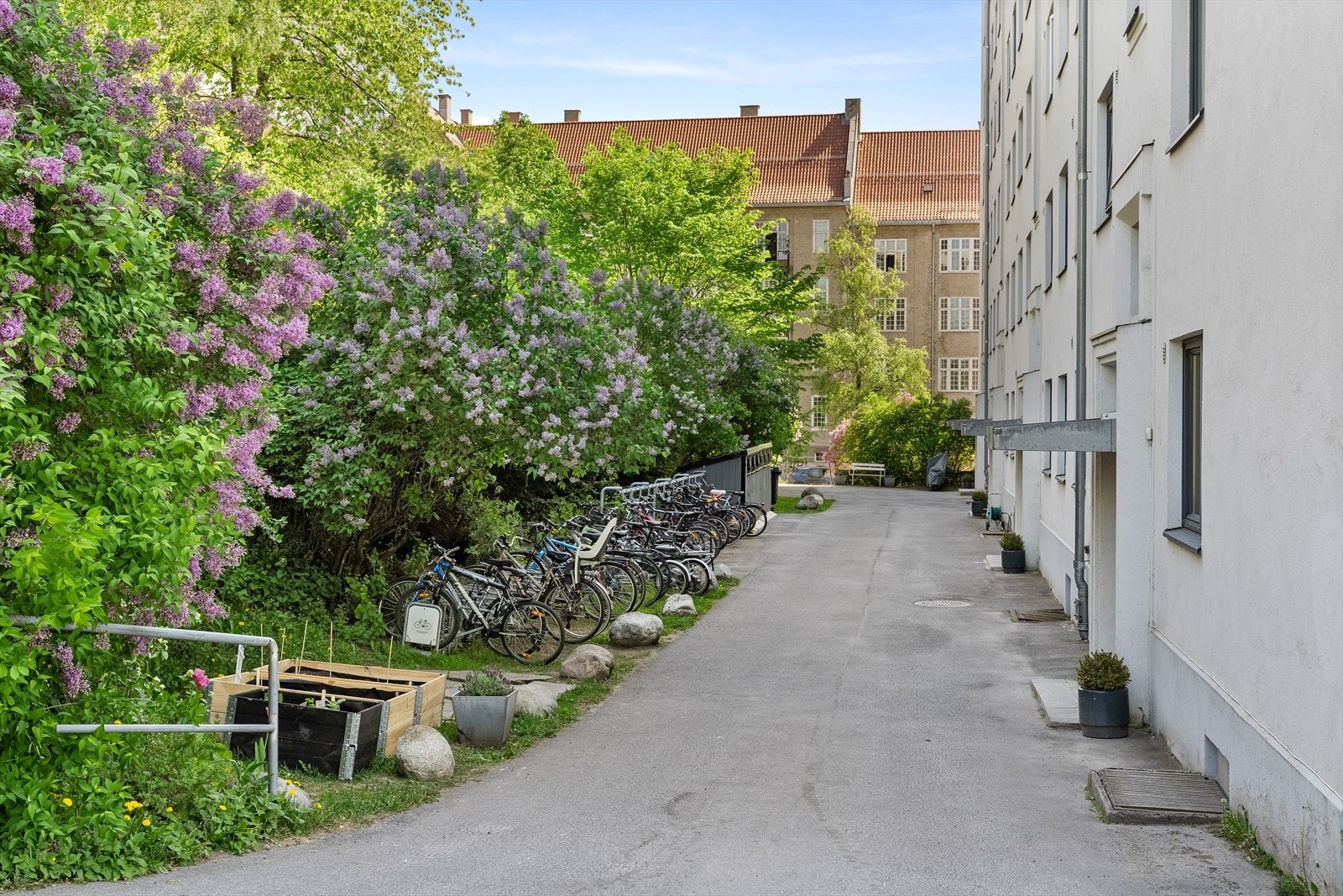 Fellesområdet er opparbeidet med grøntarealer, beplantning og øvrige utefasiliteter. Galleribilde
