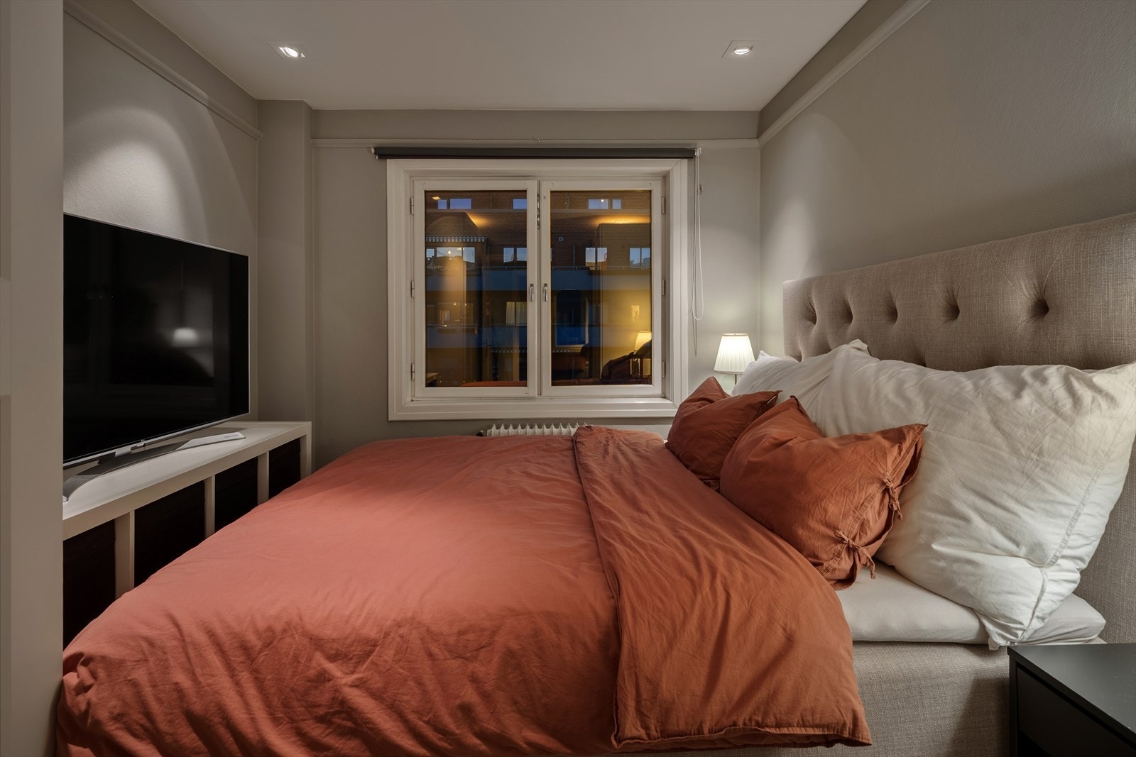 Hovedsoverommet har malte overflater i delikate fargetoner og naturlig lysinnslipp. Galleribilde