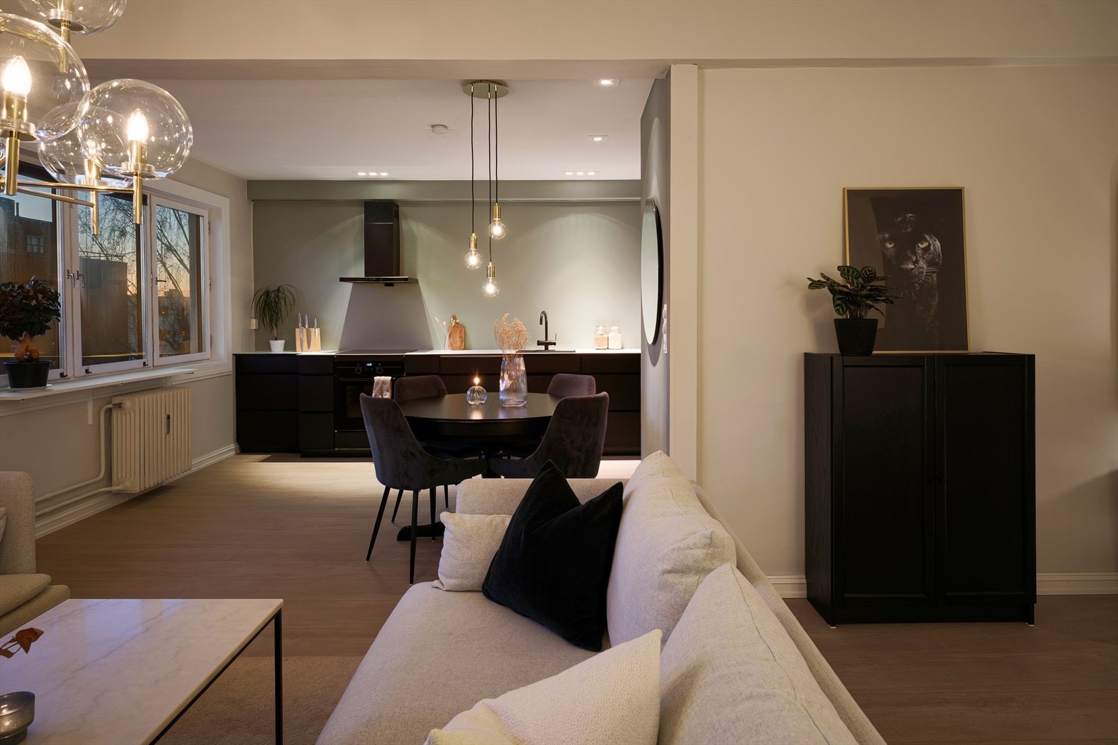 Leiligheten har en innbydende entré, lekker stue/kjøkken løsning med utgang til solrik balkong, to romslige soverom og et tidløst bad. I tillegg disponerer leiligheten en ekstern bod i kjeller på ca 4 kvm. Galleribilde