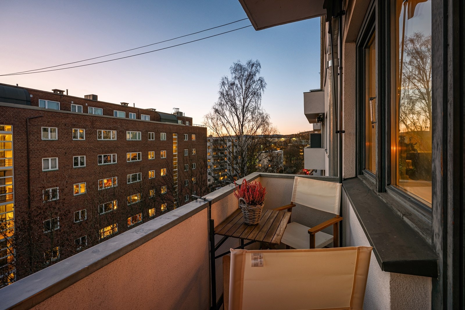 Benjamin Ådna v/Nordvik har gleden av å presentere denne lekre 3-roms leiligheten beliggende høyt i byggets 6. etasje. Galleribilde