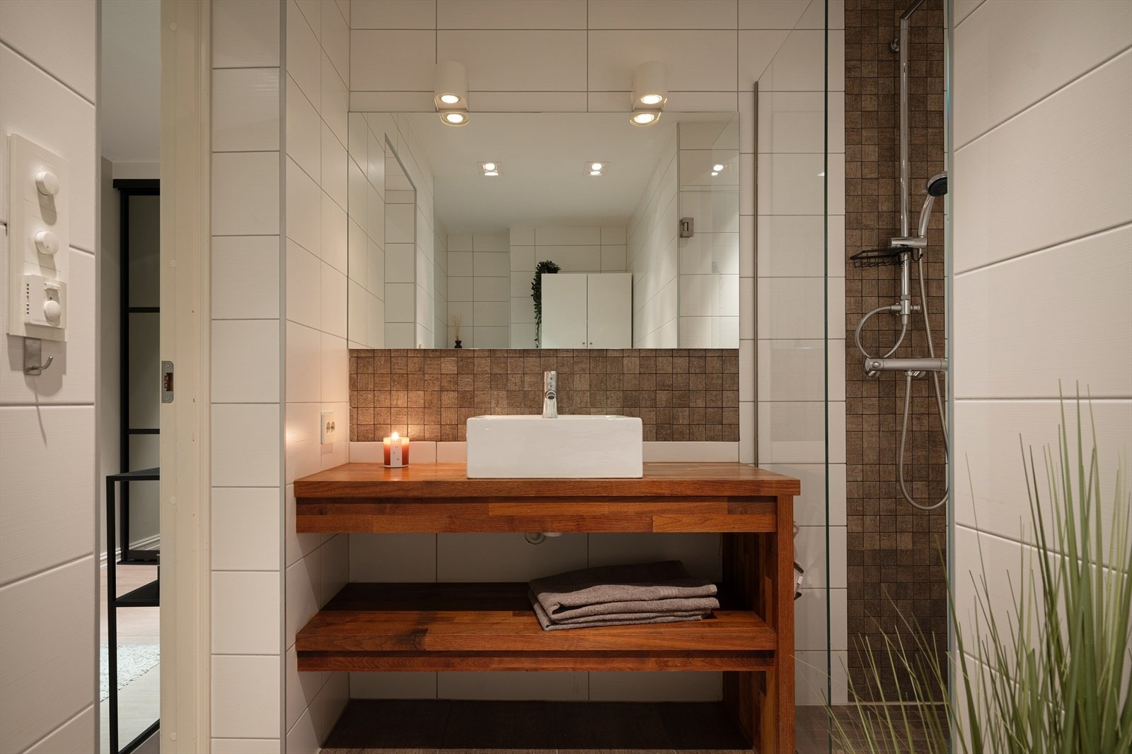 Innredning bestående av dusjnisje, naturlig avtrekk, opplegg for vaskemaskin, veggmontert wc og servant. Galleribilde