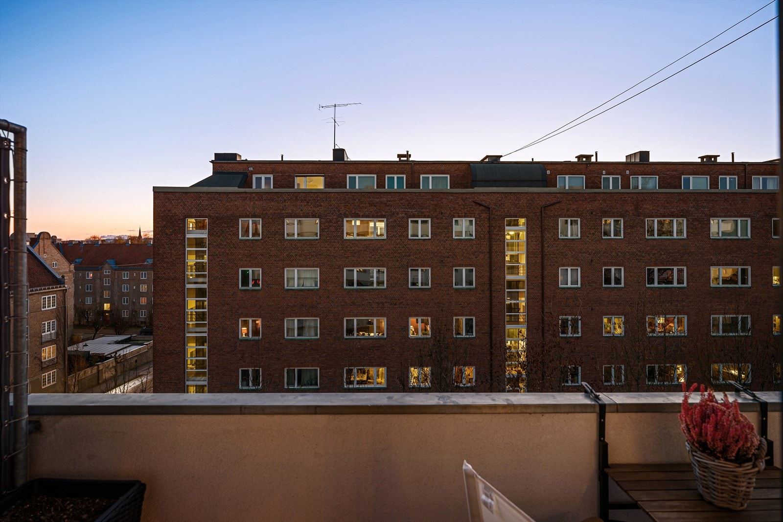 Balkongen er sydvest vendt med svært gode solforhold! Galleribilde