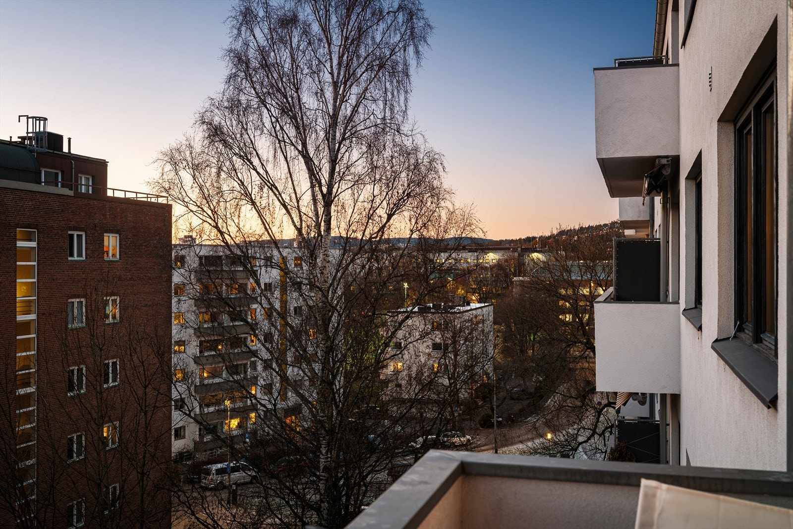 Leiligheten ligger skjermet og grønt til midt på Marienlyst. Dette er et svært attraktivt område hvor du bor fredelig og tilbaketrukket, samtidig som du har enkel tilgang til både byliv, servicetilbud og offentlig transport. Galleribilde