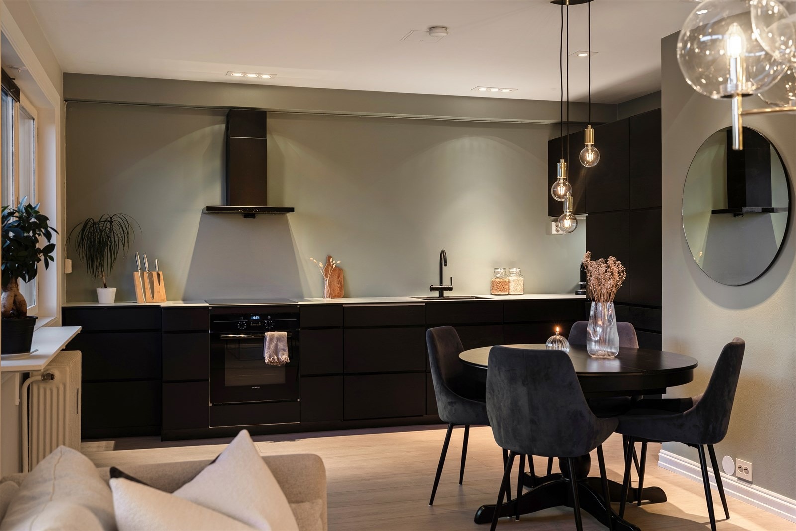 Naturlig plass til hyggelig spisebord. Galleribilde