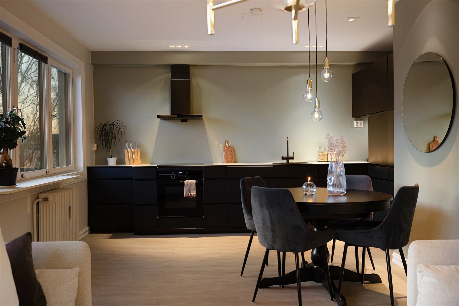 Lekkert KVIK kjøkken (2015) med integrert oppvaskmaskin, kjøl/fryseskap, induksjonsplatetopp og stekovn. Galleribilde