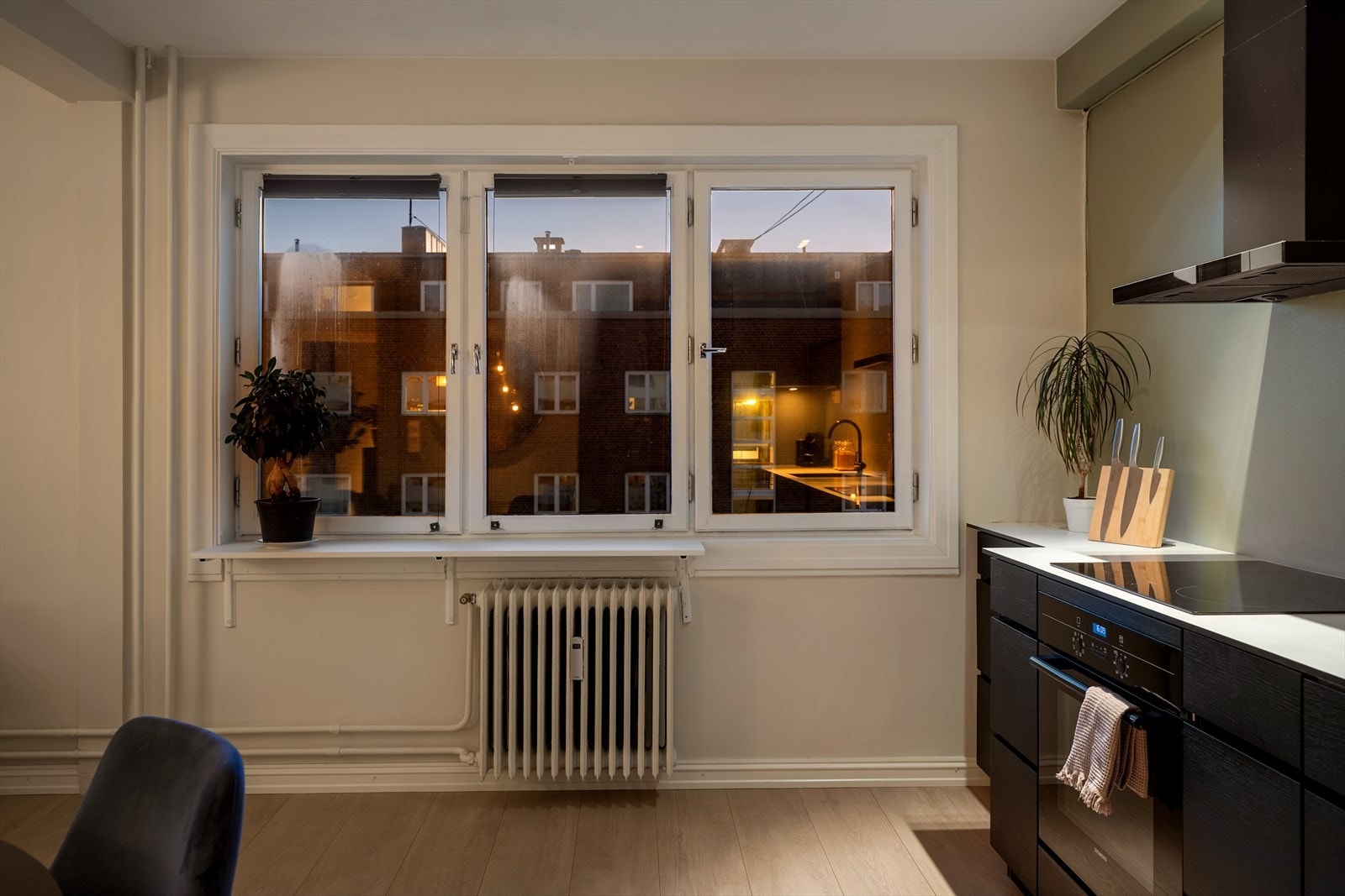 Boligen er oppvarmet med radiatorer tilkoblet vannbåren varme og elektriske varmekabler på bad. Himlingshøyde 2,55 m. Galleribilde