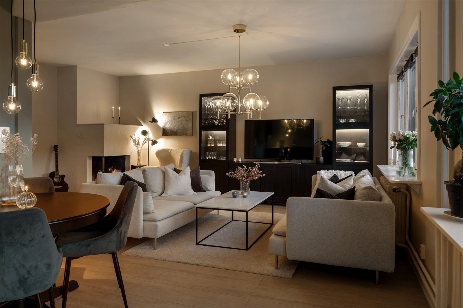 Stuen oppleves som romslig og gir god plass til både avslapning og sosiale sammenkomster. Rommet er fleksibelt utformet og lar seg enkelt møblere med sofa, TV og annet ønsket møblement. Galleribilde