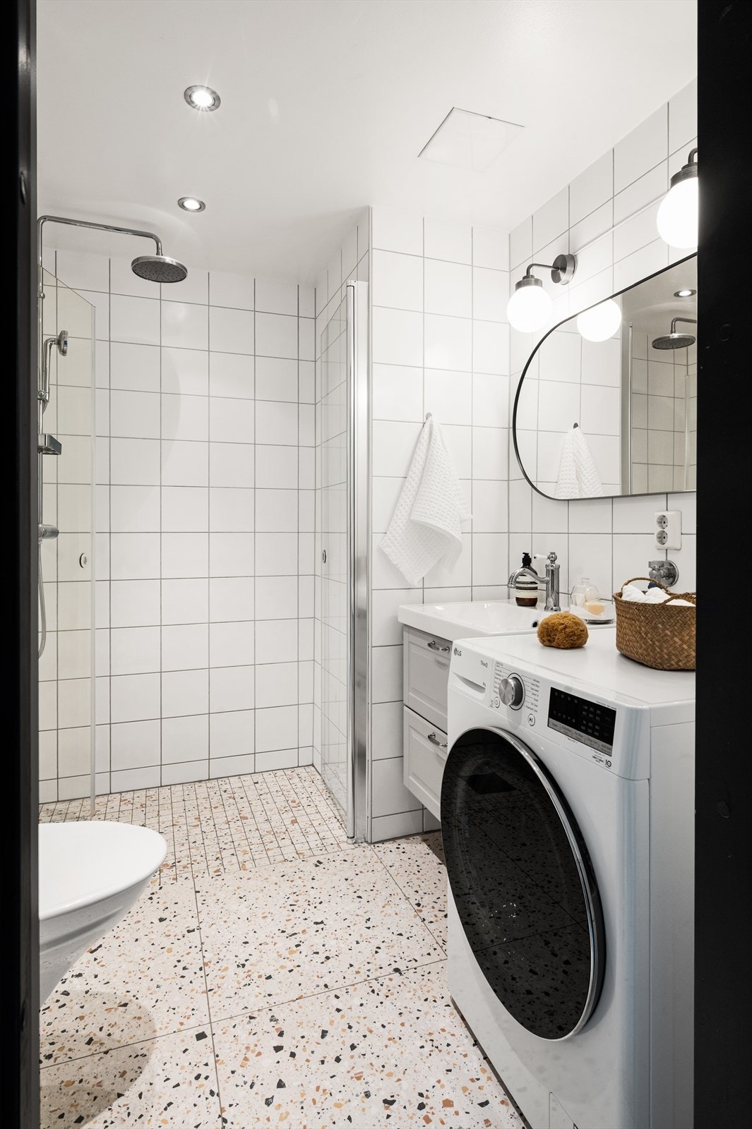 Badet har elektrisk gulvvarme for ekstra komfort. Galleribilde