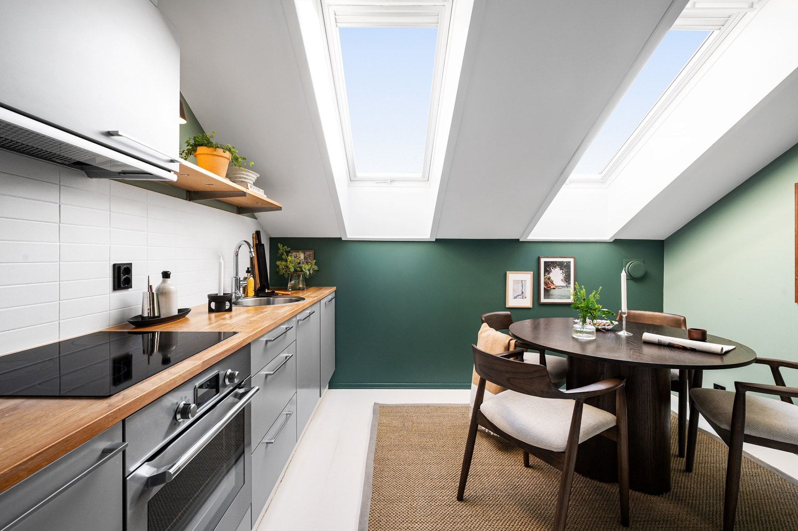 Store Velux takvinduer gir kjøkkenet et lyst og trivelig preg. Galleribilde