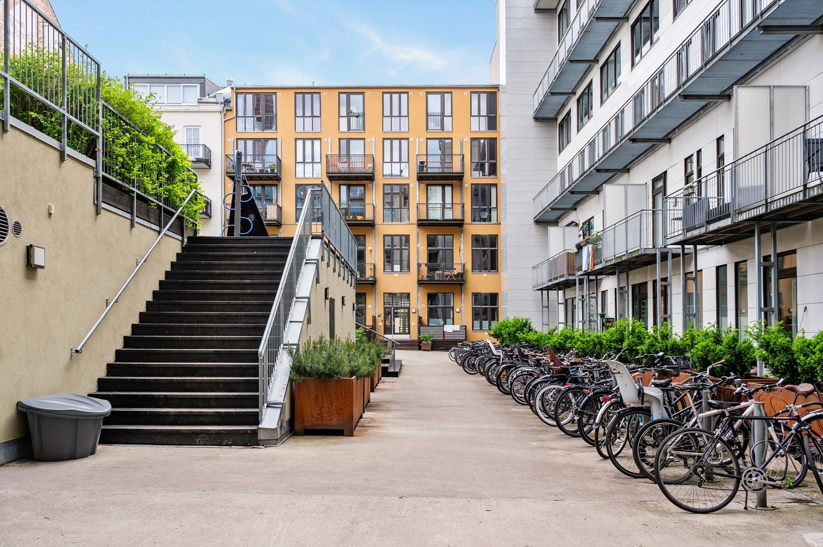 Godt med sykkelparkering i bakgården og i kjellerbod. Galleribilde