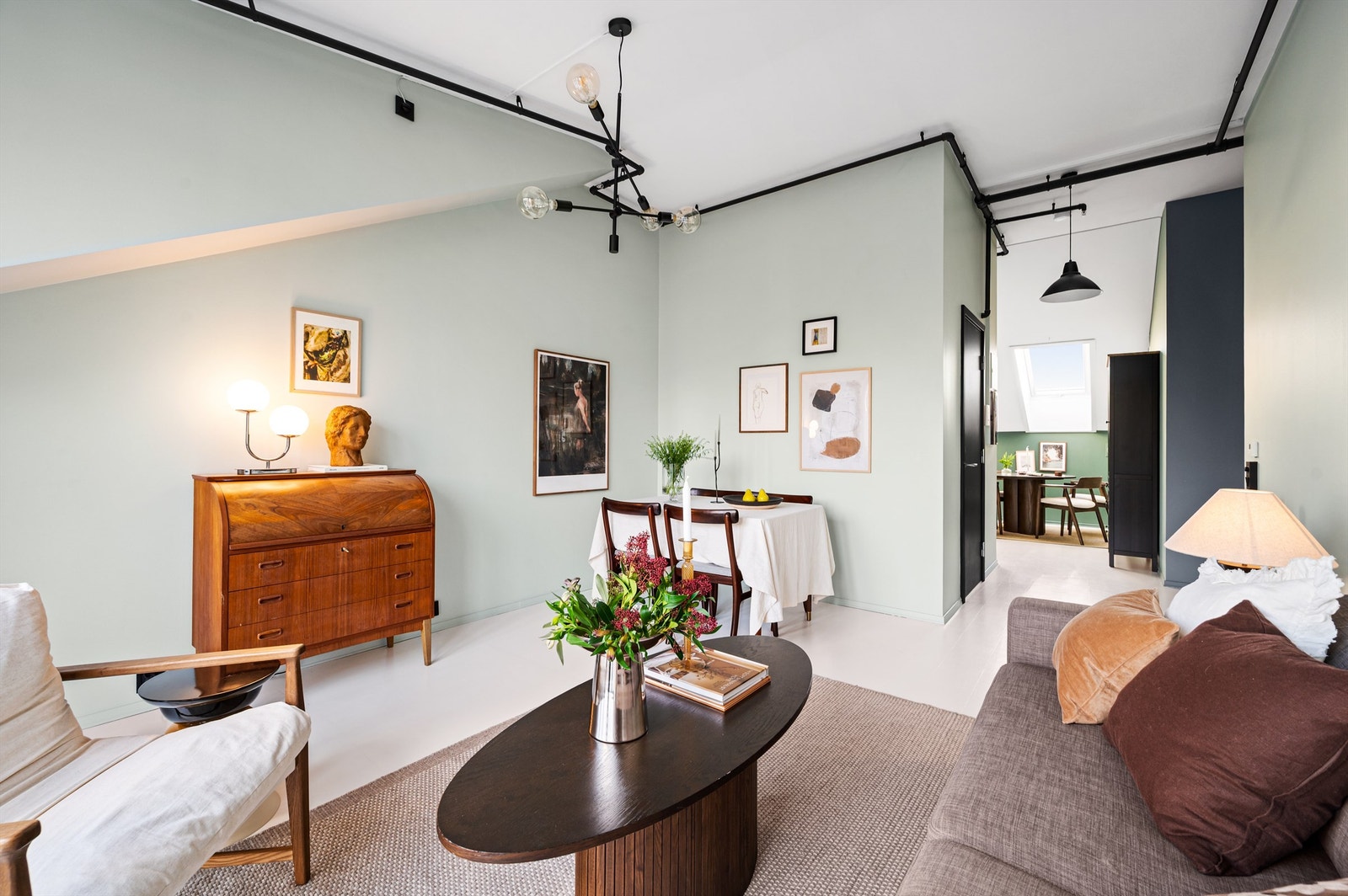 Rommets utforming gir fleksible møbleringsmuligheter for ønsket inventar. Galleribilde