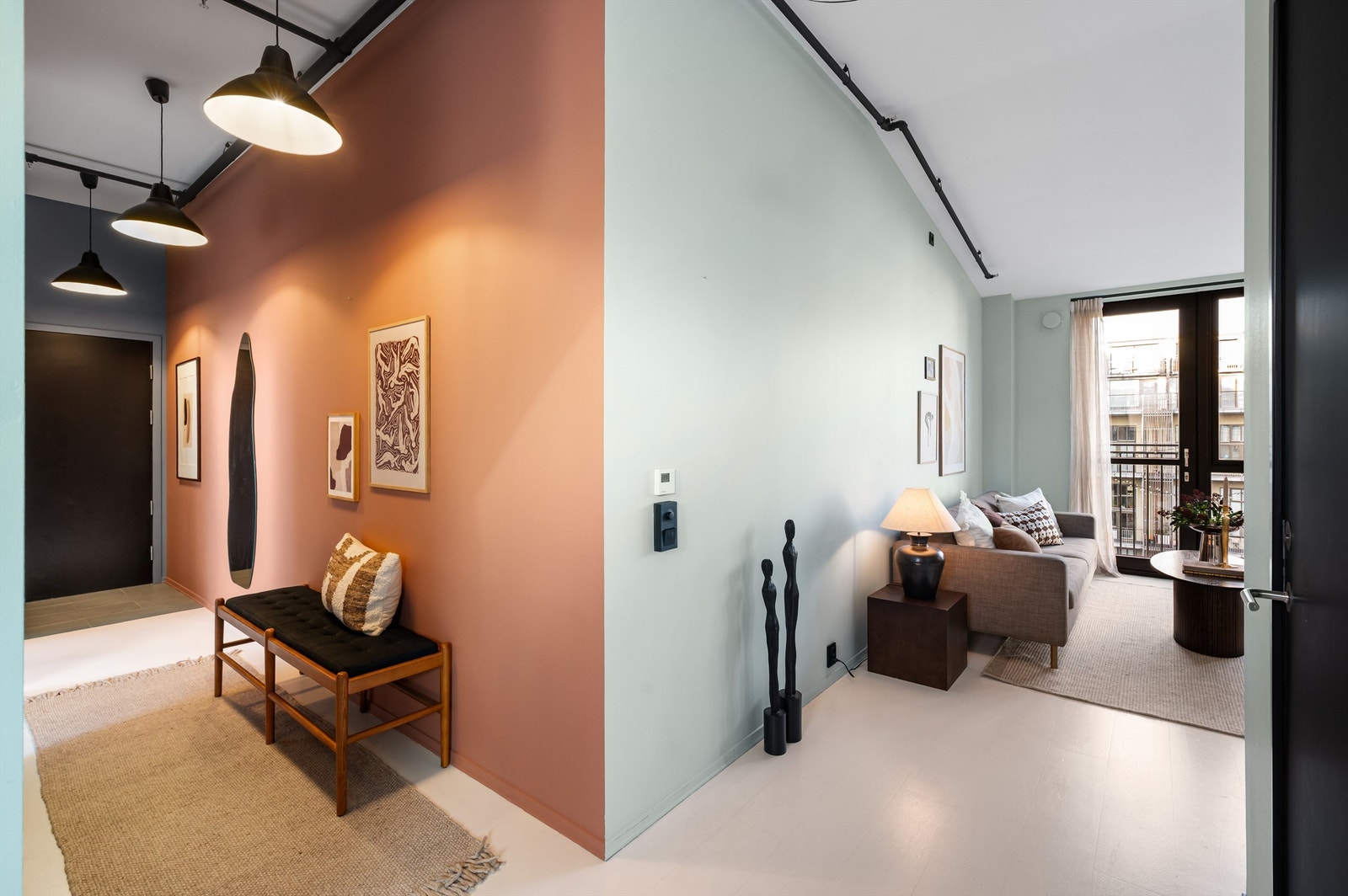 Den innbydende entréen gir et godt førsteinntrykk av leiligheten. Galleribilde