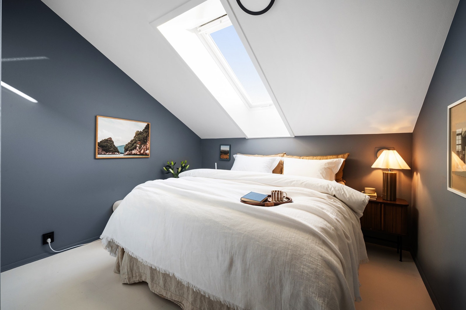 Hovedsoverommet er romslig og har plass til dobbeltseng med tilhørende nattbord. Galleribilde