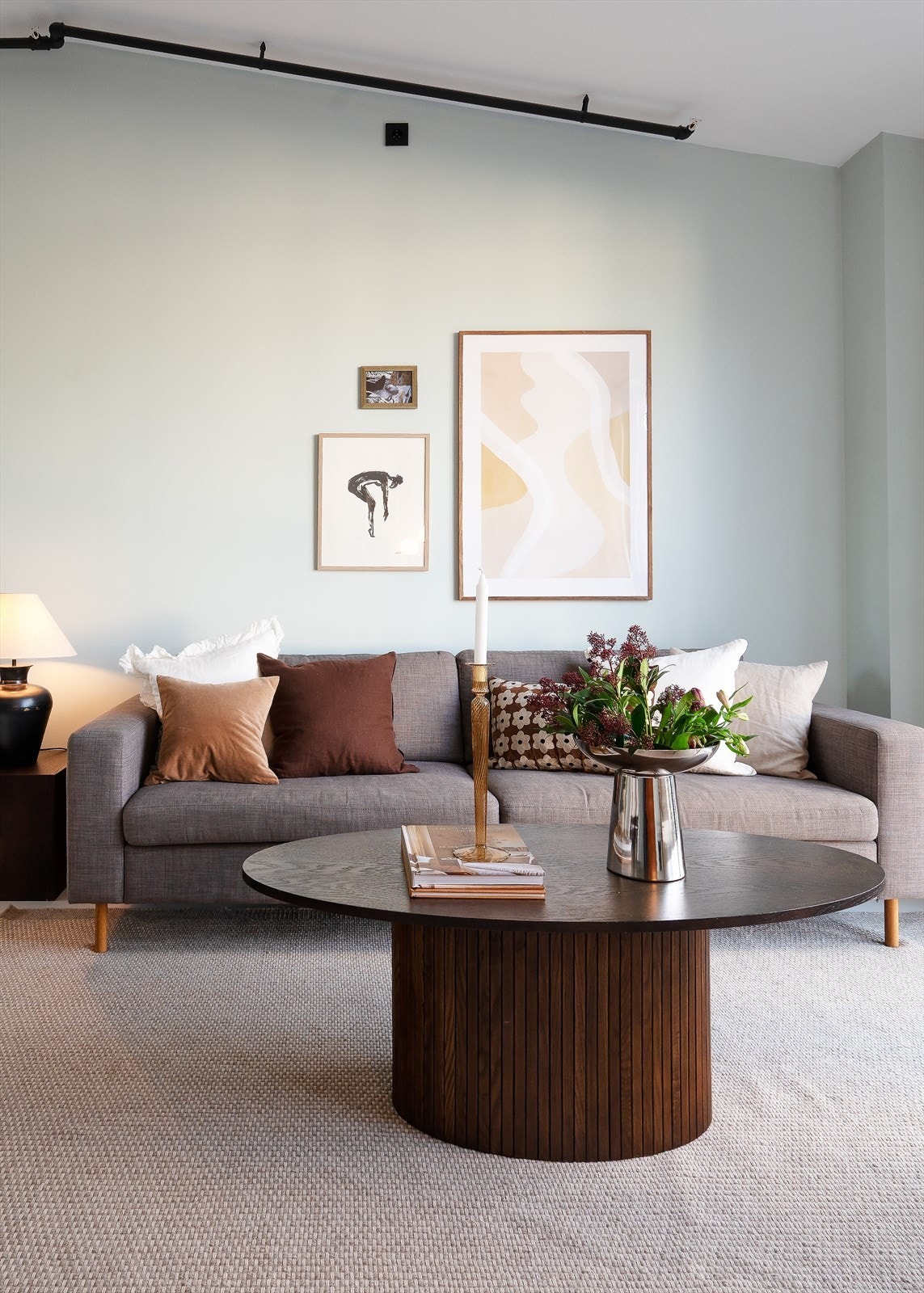 Boligen fremstår velholdt med delikate og stilfulle overflater. Galleribilde