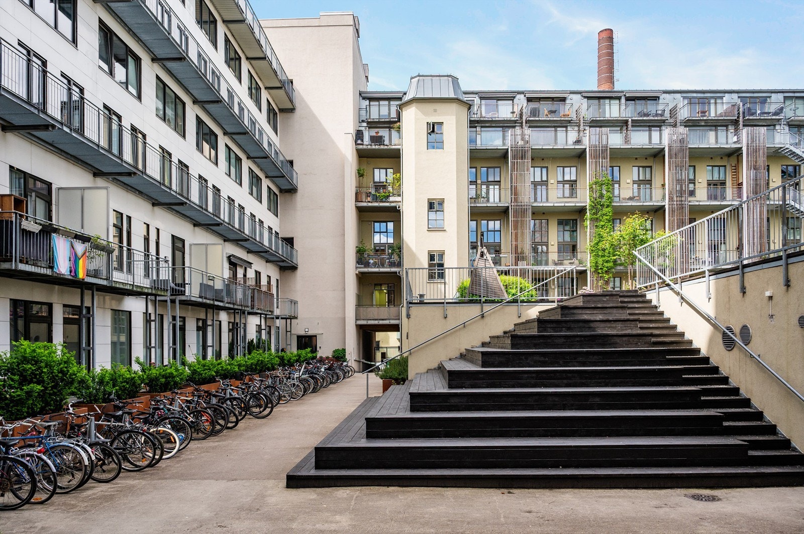 Sameiet har et pent opparbeidet fellesareal i bakgården. Galleribilde