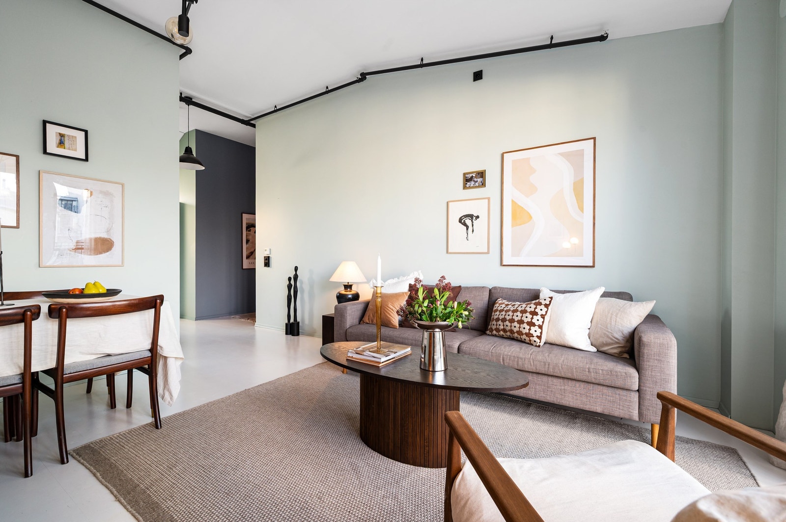 Stuen er et lyst og luftig rom med god plass til både sofagruppe og spisebord. Galleribilde