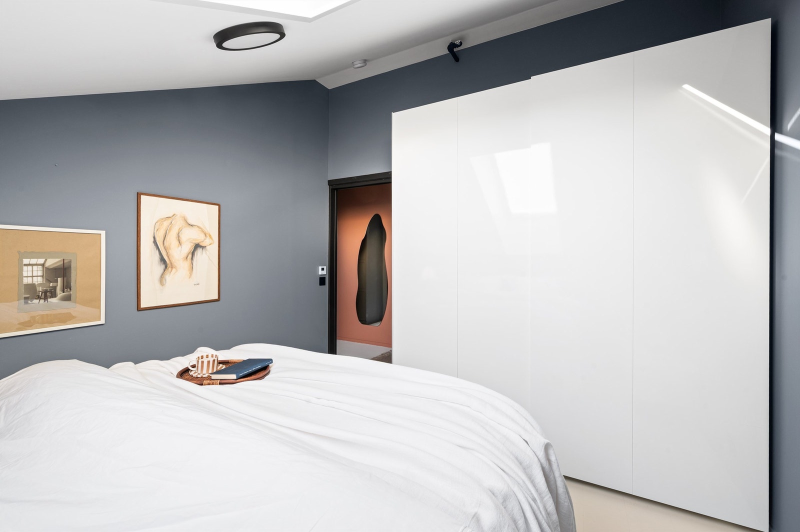 God oppbevaringsplass i en romslig skyvedørsgarderobe. Galleribilde