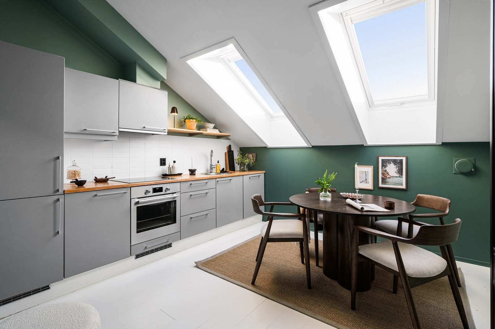 Stilfull 3-roms toppleilighet med en imponerende takhøyde på opptil 3,09 meter. Foto: Peter Futo/Cool Pics AS Galleribilde