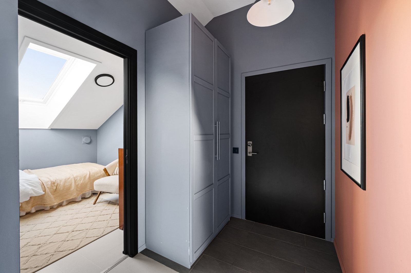 Entréen har flislagt gulv med vannbåren gulvvarme som gir en varm velkomst. Galleribilde