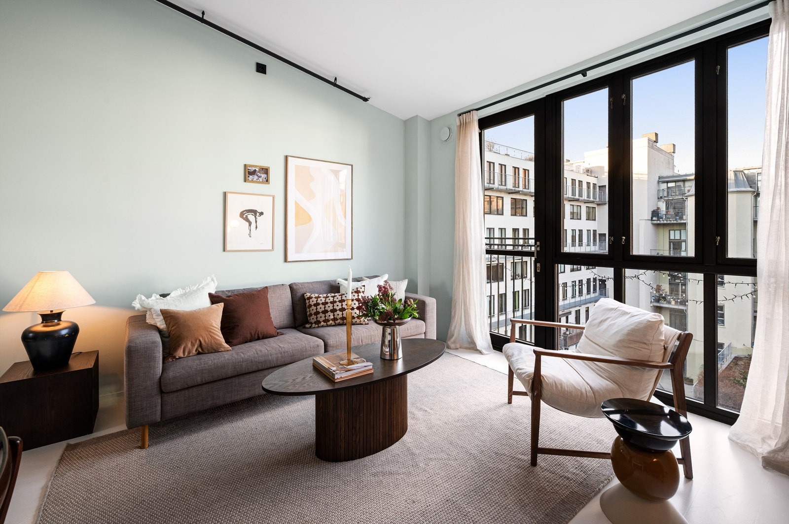 Store vindusflater fra gulv til tak gir rikelig med naturlig lysinnslipp. Galleribilde