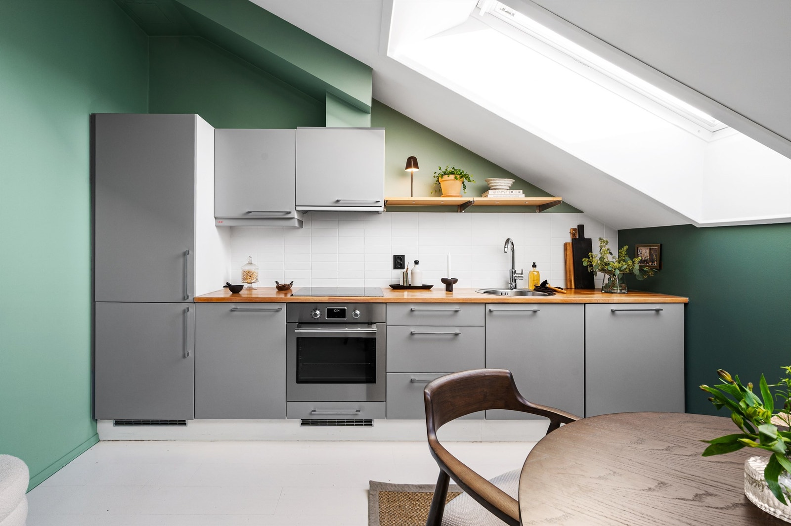 Kjøkkenet har en velholdt innredning fra Arena med en solid heltre benkeplate og integrerte hvitevarer. Galleribilde