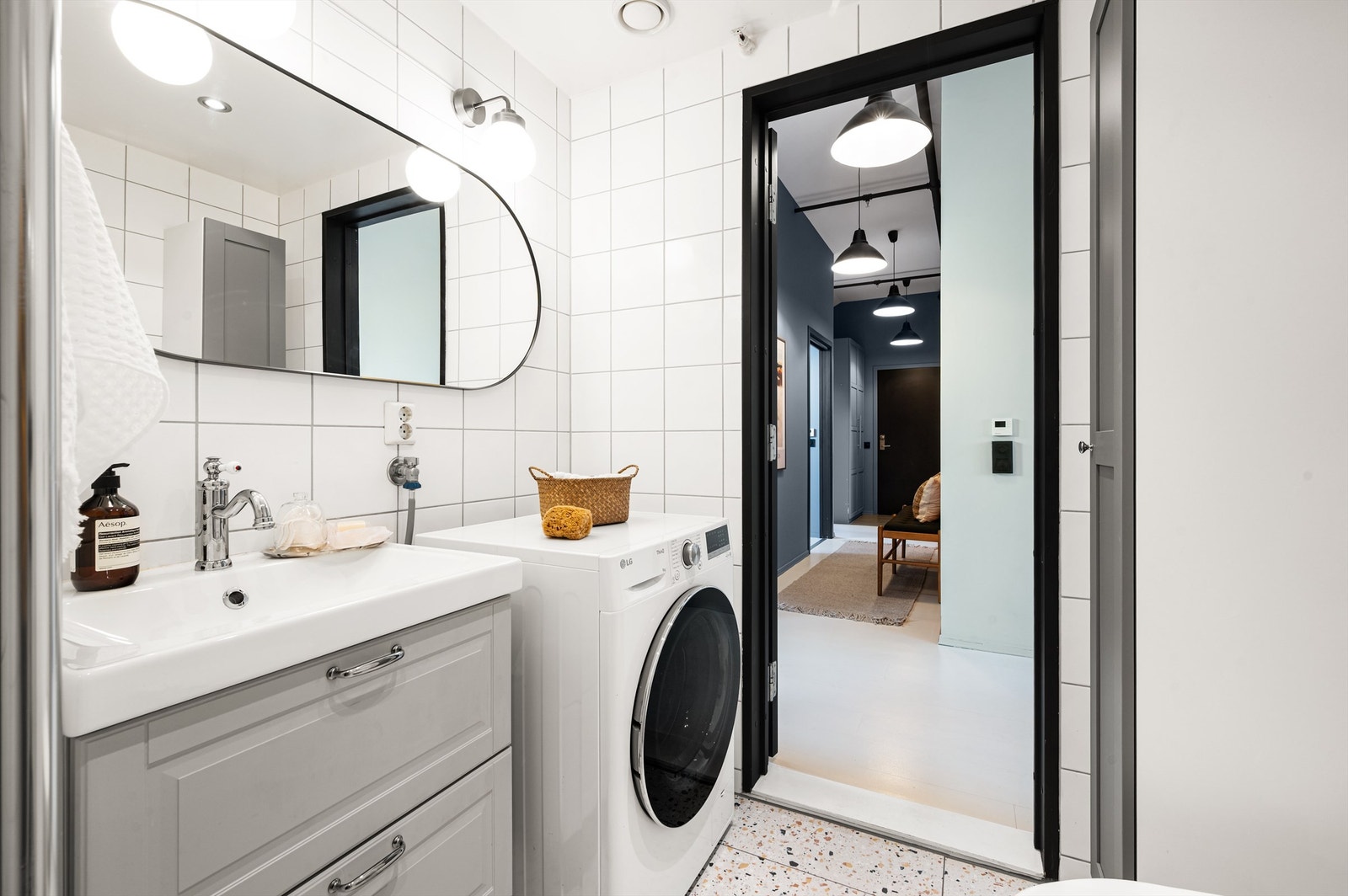 Baderommet ble betydelig oppgradert i 2022 og har opplegg for vaskemaskin. Galleribilde