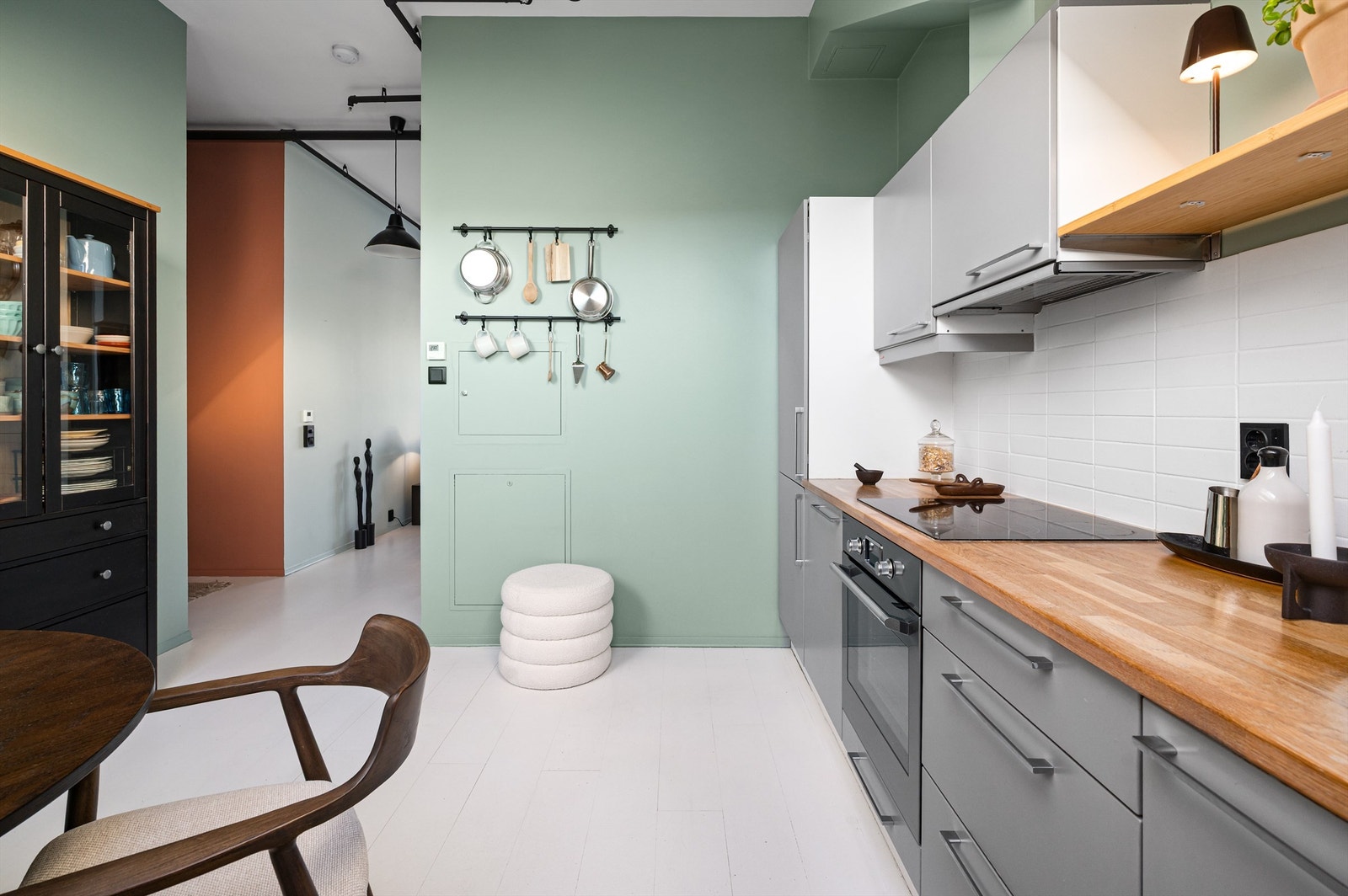 Godt med oppbevaringsplass i både over- og underskap. Galleribilde