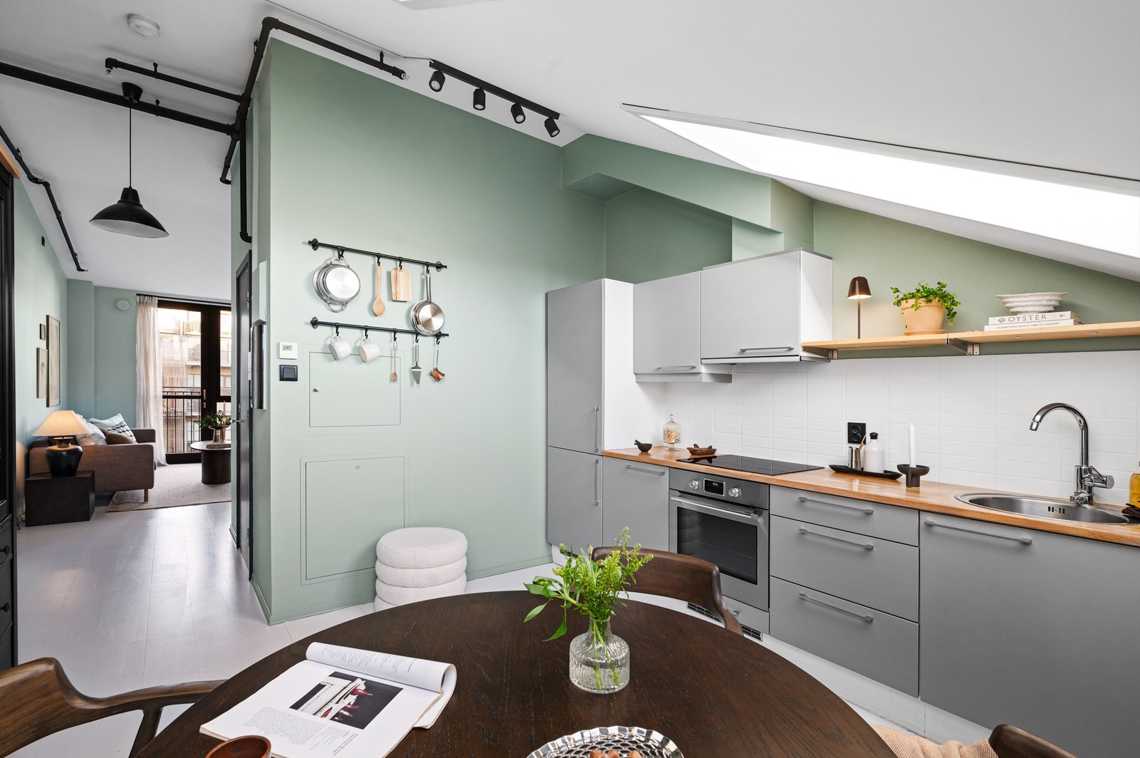 En praktisk, separat løsning skiller kjøkkenet fra stuen og skaper en egen sone for matlaging. Galleribilde