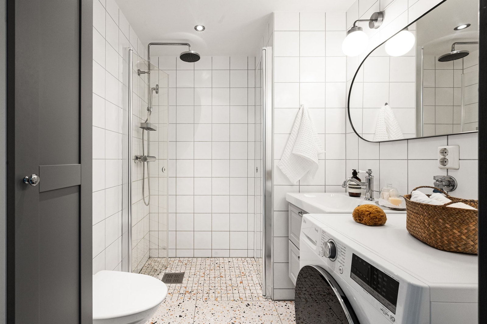 Videre har badet dusjhjørne med svingbare glassdører og vegghengt klosett. Galleribilde