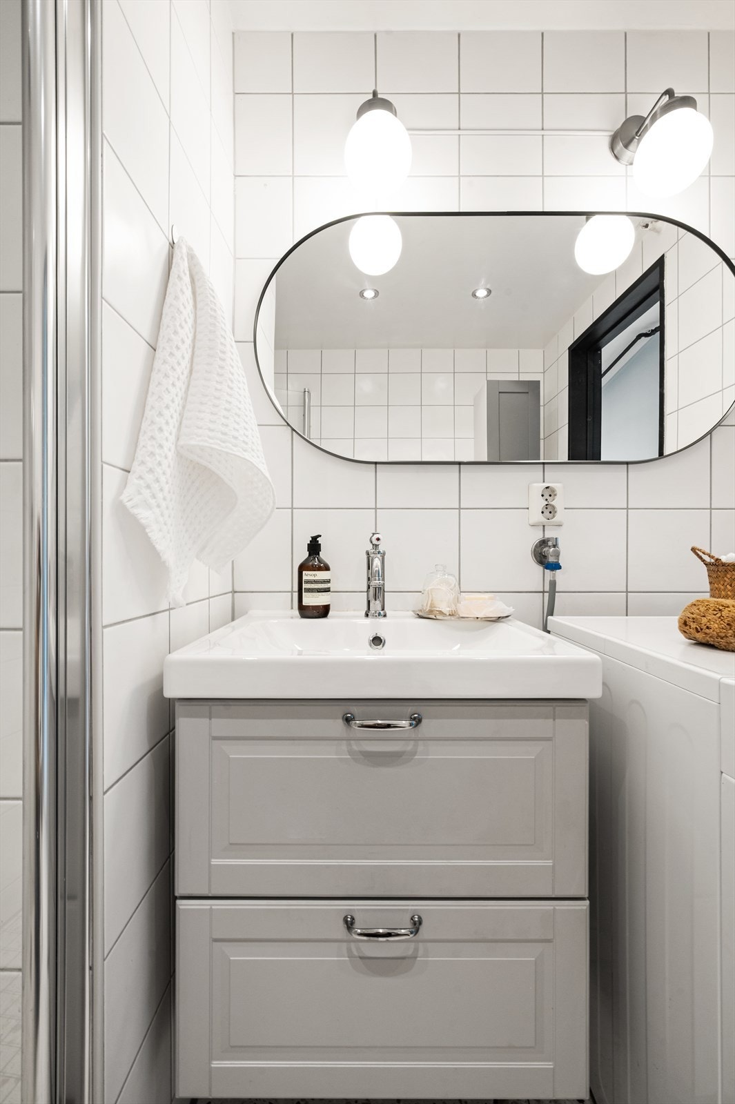 Innredningen inkluderer ny servant med underskap og speil, installert i 2022. Galleribilde