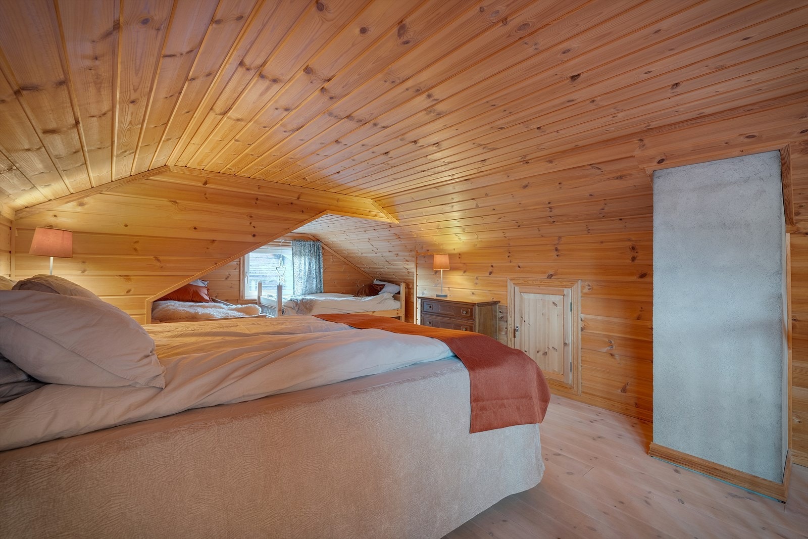 Den ikke målbare delen av hemsen er innredet med 4 sengeplasser. Galleribilde