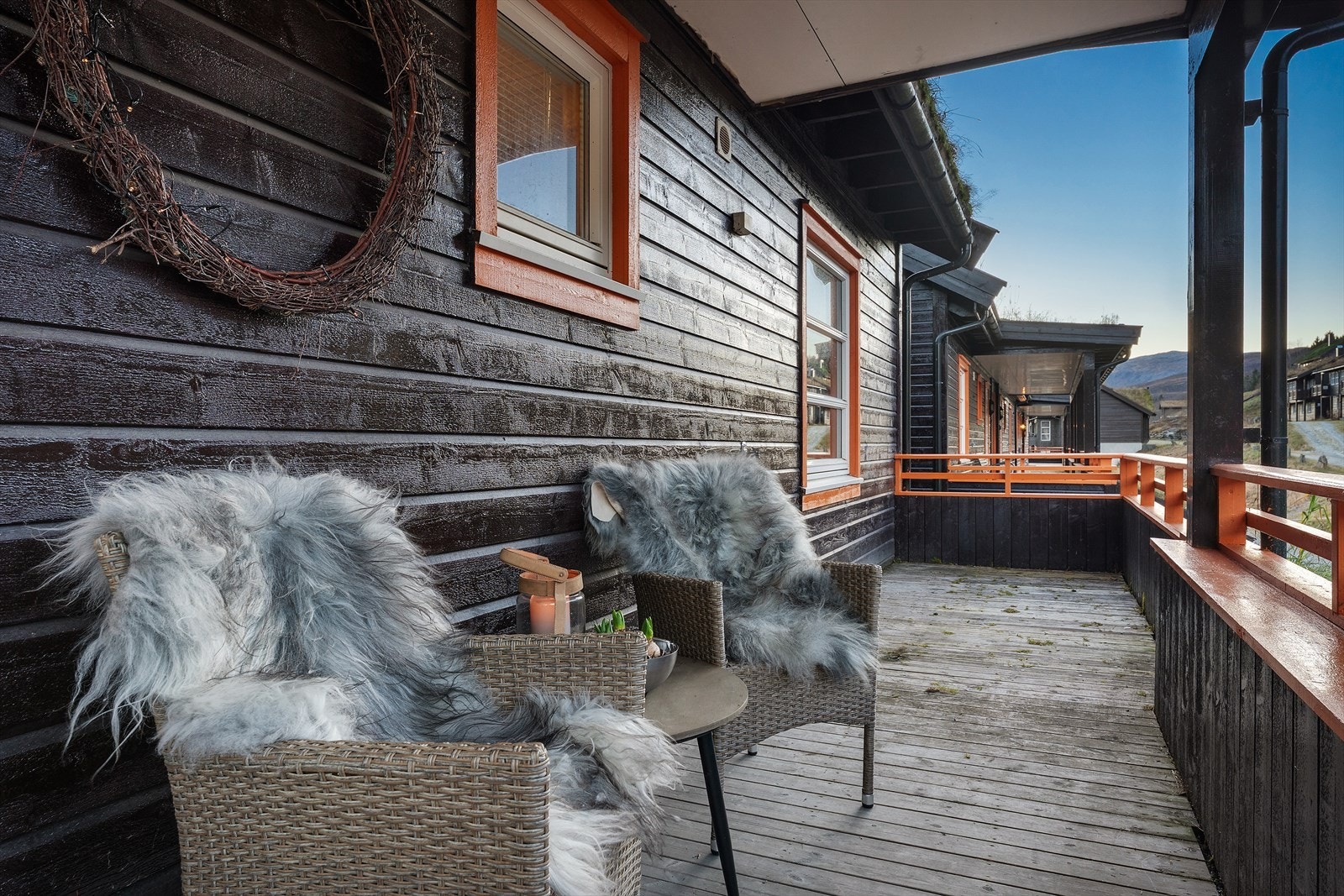 Overbygget inngangsparti med plass til utemøbler. Galleribilde