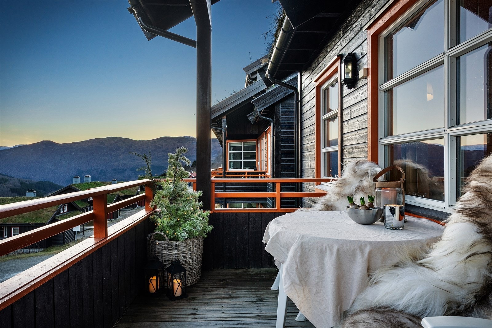 Balkong med ettermiddagssol. Galleribilde