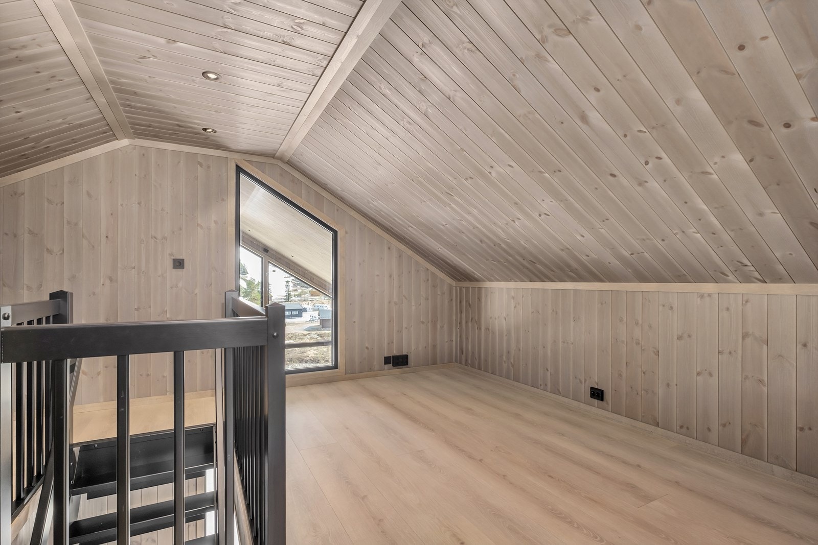 Loftstue med utsyn til 1. etasje Galleribilde