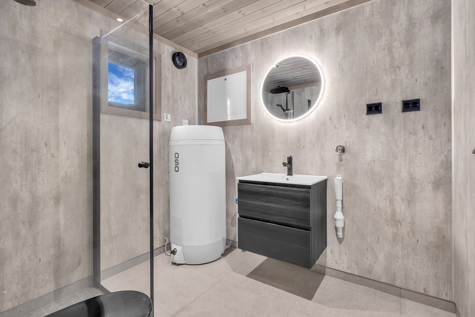 Hyttas andre baderom er også av god størrelse med opplegg for vaskemaskin og tørketrommel. Galleribilde