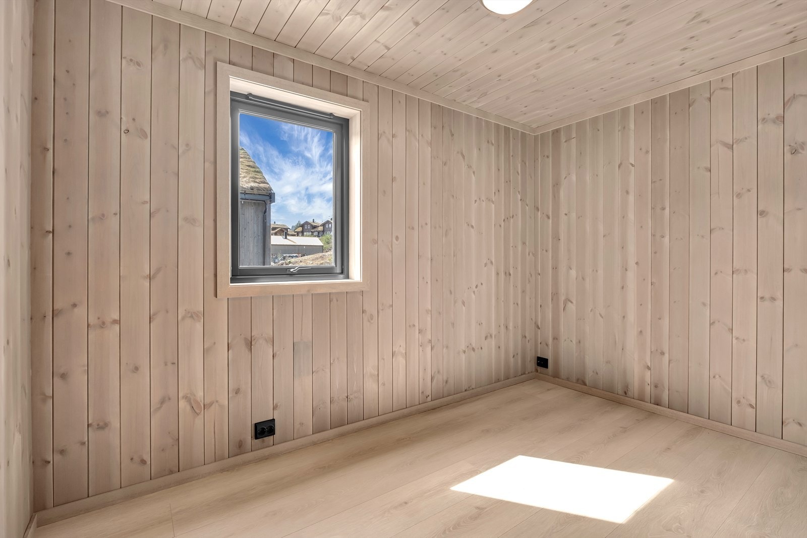 Hytta har 4 gode soverom med god plass til seng og tilhørende møblement Galleribilde