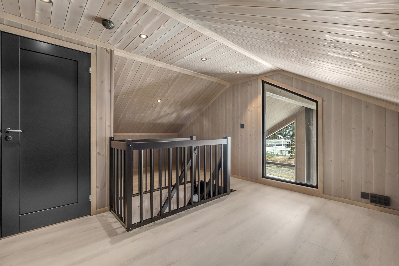 Loftstue med god plass til ekstra soveplass eller en god sofagruppe. Galleribilde