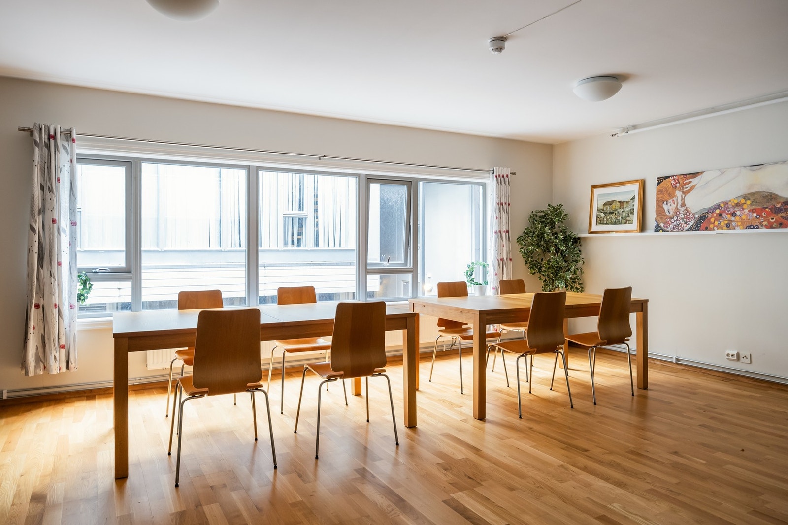 Romslig fellesrom til disposisjon for beboerne ved sosiale lag. Her er det kjøleskap og hybelkjøkken. Galleribilde