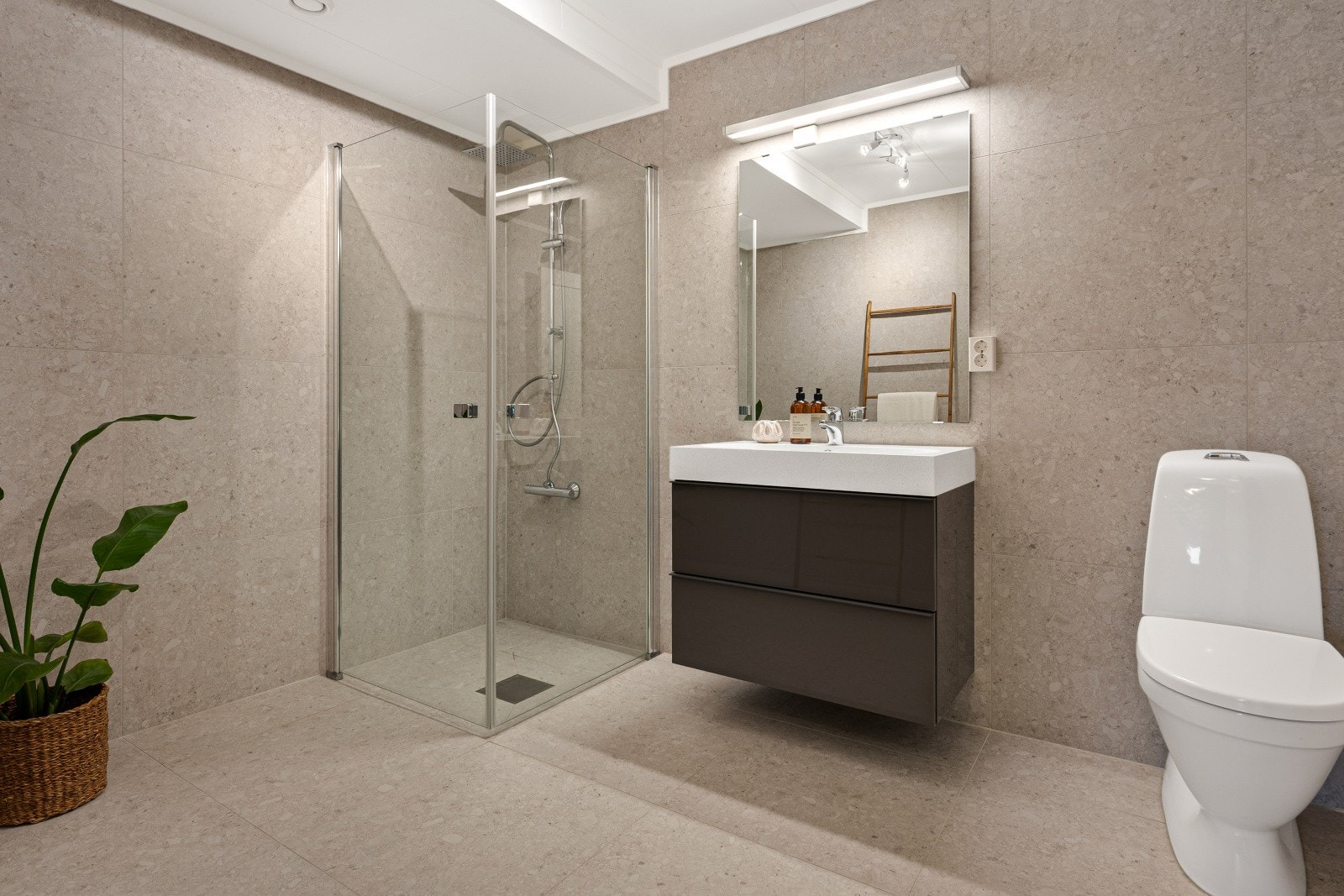 Badet fra 2024 og består av moderne overflater. Romslig bad med alt du trenger til morgen- og kveldsstell. Galleribilde