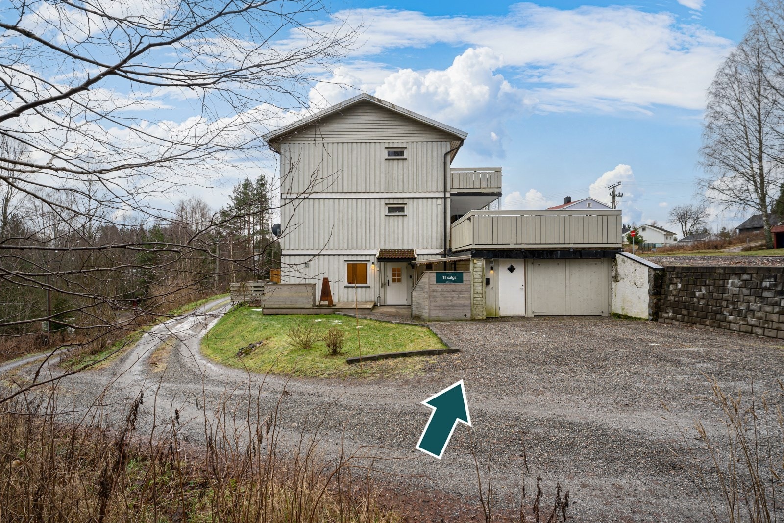 Plass til to biloppstillingsplasser, samt. en plass til bil eller oppbevaring i garasje med dører. Galleribilde